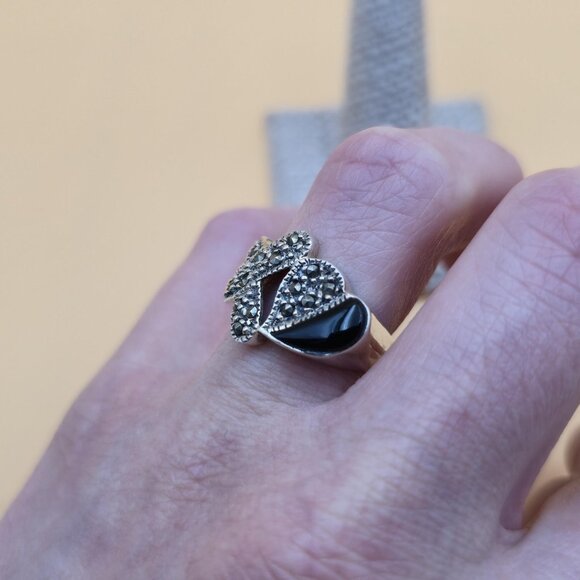 Size 8.5 Sterling Silver X Pattern Marcasite Heart Onyx Band Ring A5513 - Picture 5 of 9